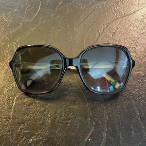 Gucci sunglasses never used. Black. Super cute, larger frame. Authentic!